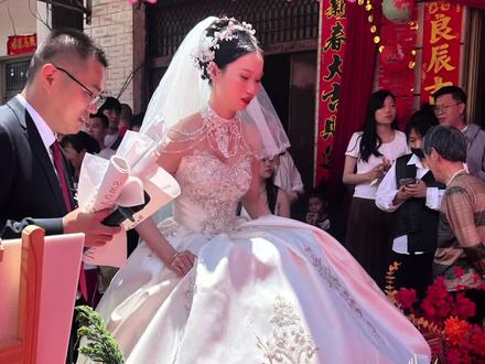 彭场户外婚礼 新郎单肩抱新娘
新人幽默致辞#真实婚礼 #婚礼感人场面推荐 #婚礼现场的独特回忆 #一场让人印象深刻的婚礼 #仙桃主持人