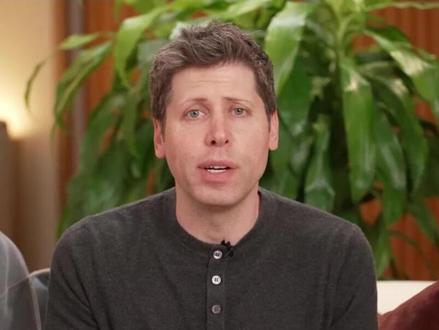 就在你们还在讨论豆包收费合不合理的时候,OpenAI直接扔了一颗炸弹,GPT-5.5 Instant,全员免费,GPT-5.5旗舰版发布,Terminal-Bench 2.0跑到82.7%,碾压Claude Opus 4.7的69.4%和Gemini 3.1 Pro的68.5%。SWE-bench真实GitHub问题解决率82.6%,行业第一!#A股 #股民 #股票 #gpt #AI