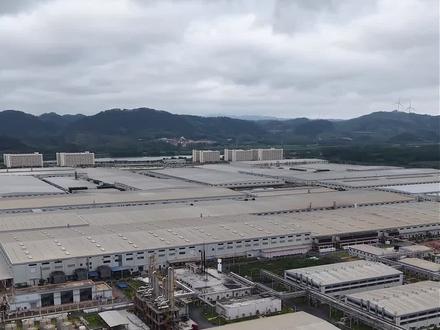 比亚迪全球产能规模最大的电池生产基地 广西弗迪电池有限公司是比亚迪旗下全资子公司,是该公司全球规模最大的单体电池工厂。主要从事锂电池的研发、生产与销售,产品包括刀片电池,应用于新能源汽车和储能系统等领域。#广西弗迪电池有限公司 #南宁伶俐工业园 #电动汽车电池 #电池生产基地