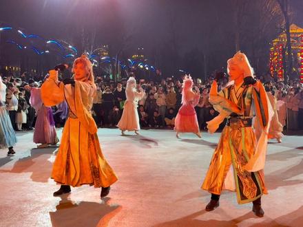 万岁山舞蹈·节目聚仙 四周都可以是c位 拍欣赏蹲到绝佳位置 还得了二十两银票一张😂 #万岁山npc #万岁山武侠城 #古风 #古风国韵