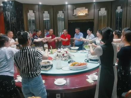 今天四中家长和李校长欢聚一堂,感慨十年过去,感恩四中的培育,孩子们走入社会,都成为了优秀的有价值的人才!