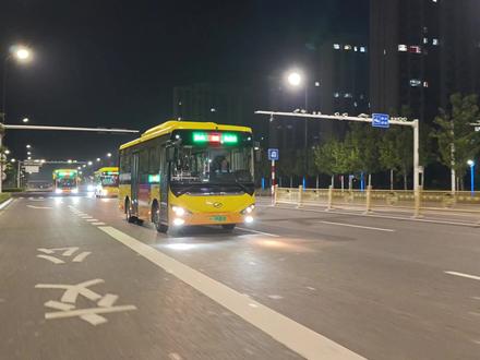 “情系万里 德行天下”——济宁城际公交自2013年开通以来,已实现县市交通网络全覆盖。始终坚持以低票价服务民生,尽管承受一定的运营压力,但它仍在区域公共交通体系中发挥着重要支撑作用。#济宁城际公交 #公交车 #公交