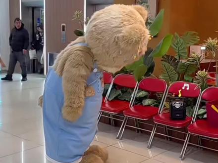 会跳舞的暴暴熊,你们觉得暴暴熊可爱还是拉布布,库洛米可爱呢?视频出自@暴暴熊BOOM BEAR。感谢你的出现,温暖了我的抖音,治愈了我疲惫的心!#真实生活分享官 #跳舞 #暴暴熊 #拉布布 #库洛米