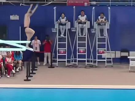 全运会跳水男子三米板半决赛,天津队苏家杰失去平衡撞向池边,山东教练李利杰飞身“救险”,别管是哪个队,只要有危险我都要冲上去保护”#全运会跳水