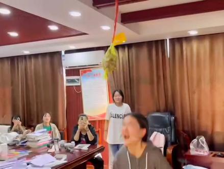 高考前夕,郸城三高高三各班在班里组织活动,悬挂着红色的粽子考生们纷纷用头去“撞”粽子,寓意着“高中”的好彩头,为考生减压,加油鼓劲,祝愿高考顺利。#话题 #金榜题名 #高考加油 #以梦为马不负韶华