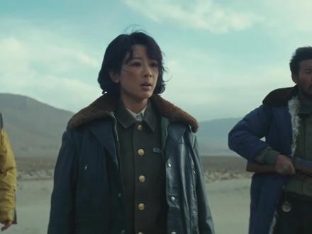 白菊有勇有谋,发现有人陷入在流沙里面,为了救人,以身犯险