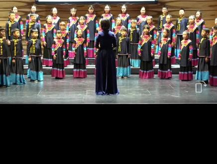 维也纳金色大厅第一次响起由四川国际童声合唱团演唱,西昌学院俄木沙马老师搜集、整理和改编的彝族古歌《古嫫阿芝》。