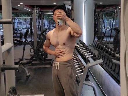以后拍腹肌你就这样拍,不仅显线条还显高,兄弟们都学起来。#健身 #腹肌 #对镜拍