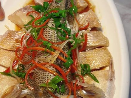 安徽80后刷墙工大叔给媳妇孩子做了清蒸鲈鱼#家常菜 #晚餐 #爸爸的菜 #夫妻 #大学生放假了