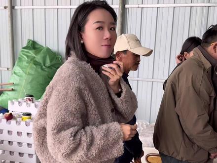 老鹅和小雨刚到昭通第二天,立马给小李子张罗对象,郭媒婆上线