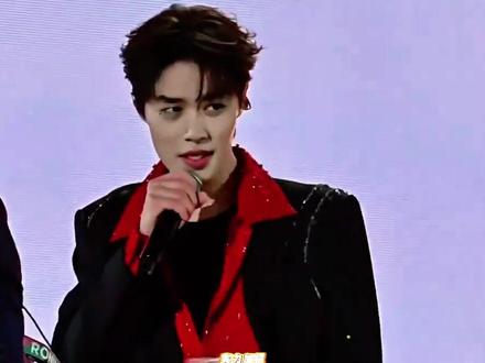 跨年晚会这一夜,柯淳一首全开麦的《午夜恰恰》,再次刷新大众对短剧演员跨界实力的认知#柯淳 #丞磊 #秦天宇 #内容启发搜索 #影娱热点团