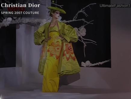 经典秀场|一声叹息🦋一场幻梦💐 📍Christian Dior Spring 2007 Couture以日式风格和歌剧《蝴蝶夫人》为灵感的大秀,如同一场穿越东方的梦境,用情感、工艺和诗意征服了每一位观众,也成为了迪奥高级定制史上的经典之作。
📌Galliano汲取了他对日本风情的理解,并结合普契尼歌剧《蝴蝶夫人》浪漫悲剧,将和服、折纸、艺伎妆容、日本瓷器和漆器、瓷器等元素巧妙“迪奥化”,创造出兼具东方意蕴与西方浪漫的设计。
🕊️本季设计将和服的柔美线条与迪奥标志性的New Look廓形融为一体。腰带化作修身夹克的腰线,蓬裙如花瓣盛开。折纸技艺赋予领口雕塑般的立体感,似花朵绽放、飞鸟振翅。John Galliano巧妙的运用结构化剪裁,使服装兼具雕塑感与流动性。
💐热粉、珊瑚红、帝王紫...色彩在裙摆间流转,如同春日花海。丝缎光泽莹润,草编轻盈灵动,刺绣细腻如诗,宛若艺术品。
🪭模特们顶着巨型扇子、灯笼或木枝发饰,艺伎妆容勾勒出神秘风情。秀场设计如同一座隐秘的东方花园,巨型灰色迪奥座椅高耸,营造出沉浸式的戏剧氛围。闭场时模特行走在飘落的千百只纸蝴蝶中,宛如置身梦境。每一件作品都像独立的故事章节,层层推进,直至高潮。
🦋Galliano在终于重拾他90年代浪漫诗意的同时,也为迪奥注入了新的生命。多年后,社媒平台上仍有许多时尚迷不断回味这场秀,感叹其永恒魅力。#时尚 #秀场#审美 #海盗爷 #Dior