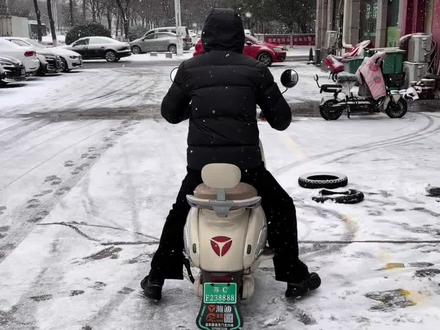 1. 雨雪天骑车总怕打滑?雅迪TCS防侧滑就是你的“安全保镖”!毫秒级监测车轮转速,打滑瞬间自动调动力,通勤接娃安全感拉满~ 打开雅迪智行APP一键开启,让每段骑行都稳稳当当!#盛和嘉园雅迪电动车