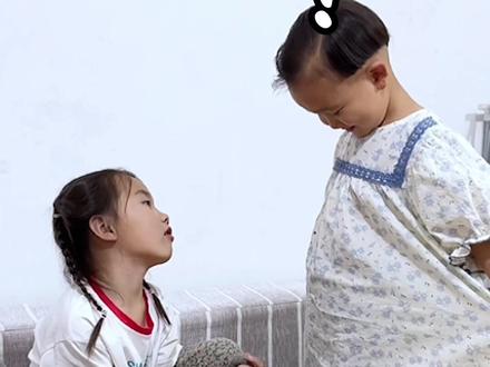 大概每一个弟弟小时候,都喜欢穿姐姐的裙子!#人类幼崽到底有多可爱#萌娃搞笑日常 #姐弟