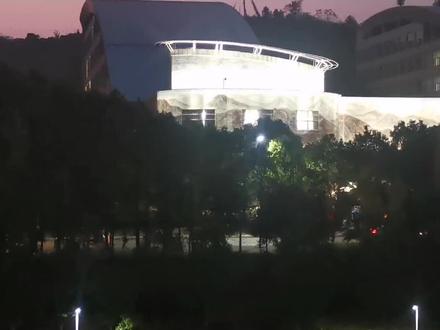 “封凌人呢” 厉南衡摔上车门直接进了基地大厅,却没有看见几位老爷子,面色更是冷了许多:“我不在,你们把人赶走了?”
阿风:“不是你想的那样,几位老爷子不知道是哪里收到的消息,然后就怀疑封凌是个女人,今天本来只是来基地里查证的,但是封凌昨天晚上喝了很多的酒,就这么直接被带了过来,她所有东西也被扔了出来,在被逼问的时候,她自己亲口承认了。”
厉南衡不敢去想象封凌被人带出来,被扔在地上被众人围观指责的场景,他紧握成拳的手指,骨节已然泛白。
他转身直接向外走,阿风直接跟了出来:“南衡,几个老爷子正在气头上,我知道你现在很恼火,但是现在这种时候,重点不在于老爷子们怎么想,而是封凌要如何自处,现在就算是你能把人找回来,她恐怕也不可能想要再回来了”
厉南衡的脚步骤然一顿。
阿k说封凌已经知道了他结婚的消息。
封凌在前一晚喝了很多的酒。
封凌被厉家的掌权人赶出了基地。封凌不见了。
封凌,封凌,封凌。
厉南衡此生从来没有像现在这样因为一个人的名字而纠缠在心里,心就像被撕扯开一样的疼。
#厉南衡封凌
