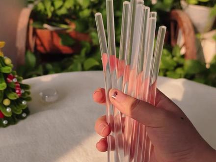 左滑生成👈“穷鬼版”烧玻璃圣诞树🎄 ~ 🎄 用最低成本,搞最大的氛围!仿“烧玻璃”圣诞树教程来啦!
材料简单,过程超解压,成品在灯光下就像五彩的琉璃,美到失语!#好物推荐🔥 #家居好物推荐 #圣诞礼物 #手工