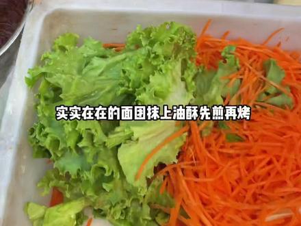 再来二中不要光吃擀面皮了,来上一个鸡蛋灌饼配着吃也是相当不错滴!#鸡蛋灌饼 #街头美食 #妈呀太香了
