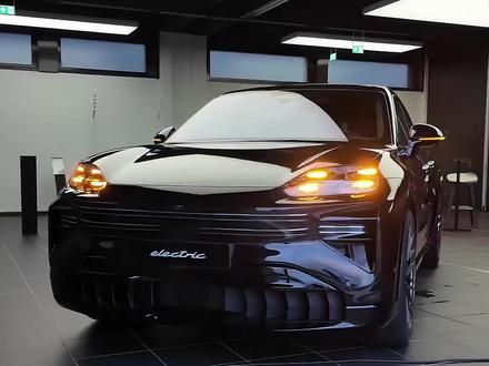 全新保时捷Cayenne Turbo EV|正式发布👏
🌈 保时捷正为酝酿已久的卡宴纯电版(Cayenne Electric)上市做准备。这款车型将作为独立版本,加入现有的燃油版与插电混动版产品矩阵。尽管全车完整亮相要等到 2025 年底,但保时捷已迫不及待提前公布了其内饰细节 —— 整个座舱俨然是一座巨型 OLED 展示厅。
👉 卡宴纯电版的内饰被保时捷定义为 “未来座舱” 设计,这套方案后续还将逐步应用到品牌其他车型上。座舱的核心是一块名为 “Flow Display” 的曲面 OLED 中控屏,几乎占据了仪表盘中部的全部空间。
👉 动力方面,新车将基于升级后的 Premium Platform Electric(PPE)纯电平台打造:
♦️ Cayenne Turbo EV将提供超过1000马力
♦️ 0-100公里/小时不到3秒
♦️0-200公里/时不到8秒
♦️最高时速超过250公里/小时
#保时捷 #保时捷卡宴 #保时捷纯电卡宴 #保时捷cayenneturboEV #纯电卡宴