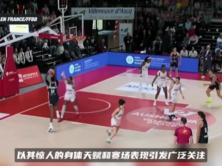 史上最能扣的女球员!1米98快攻单手劈扣,杜兰特观战乐开花 史上最能扣的女球员!1米98快攻单手劈扣,杜兰特观战乐开花