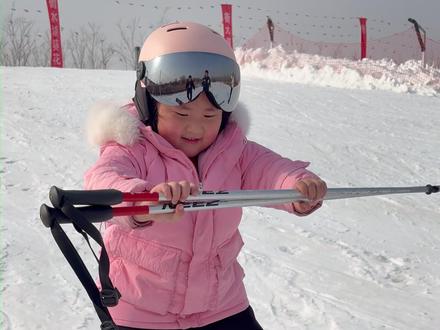 带九月去滑雪,请个教练教她,九月学得也很快 #衡水玩雪 #vlog #记录真实生活 #衡水滑雪场 #一家人在衡水