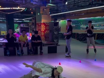 你们喜欢这个教学吗?如果喜欢我就多出几集吧。#全抖音最火的轮滑 #轮滑 #轮滑女孩 #轮滑小辣椒 #轮滑教学