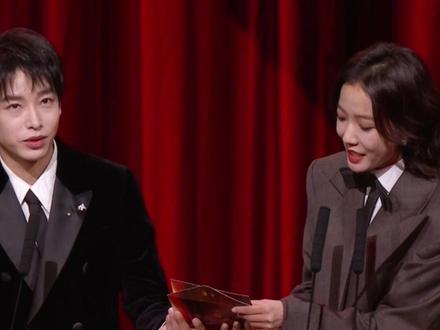 #钟楚曦获金鸡奖最佳女配角 #钟楚曦 泪洒现场,获奖感言真诚且动人。#第38届中国电影金鸡奖颁奖典礼 #第38届金鸡奖