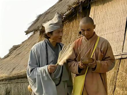 济公徒弟化缘被富人无情戏耍,却因穷人的一碗粥悟出真谛 #济公 #经典影视 #青年创作者成长计划#我的观影视报告