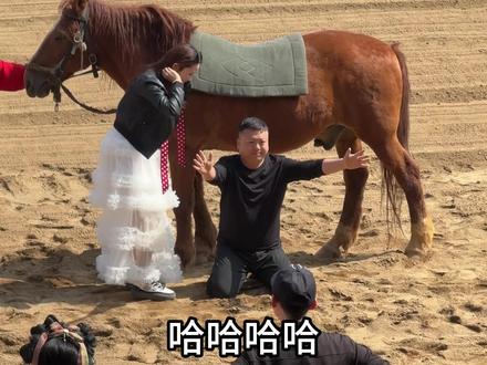 她上的不是一匹马,是两匹#飞身上马#搞笑#上马方式#清明上河园#人类对清明上河园的开发不足百分之一