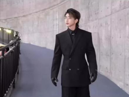 柳丝木全球品牌代言人蔡徐坤闪亮登场!✨
这个出场方式!这个介绍方式!我给到💯!主持人太会了!#蔡徐坤 #蔡徐坤柳丝木全球品牌代言人