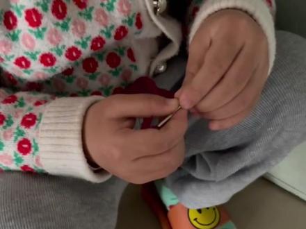 #爱自己的100种方式
我跟你玩一会吧~#人类幼崽 #萌娃的迷惑行为
