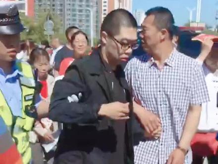 从小患脑瘫的黑河考生魏久杰,今天在父亲的搀扶下参加高考!愿你实现梦想!