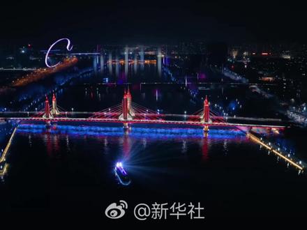 看#张艺兴 在#北京卫视跨年晚会 运河上唱《Would U Be Mine》