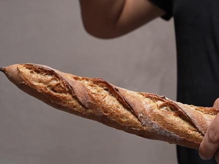 你们总嫌弃法棍坚硬硌牙,咬不动!我们来看看他到底是武器还是美食~#抖音美食推荐官 #纯手工零添加 #我的烘焙日常 #法棍 #匠人制味