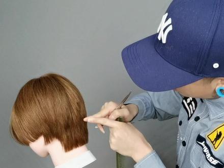 头发剪断层了怎么办,有什么办法解决?#鑫米大神剪发教学 #美发技术分享 #鑫米美发课堂 #学剪发 #剪发教学