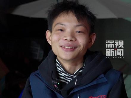 近日,在深圳的一位“烤鸡少年”走红网络,深视新闻记者采访这位16岁的小陈时,他说“这样(爆火)的机会只有一两次,我要把握住”。#烤鸡少年