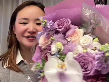 名模静妇女节收到花了,姐姐好开心 #名模静#直播录屏分享 #女生的快乐就是这么简单 #我要上热门🔥 #幸福