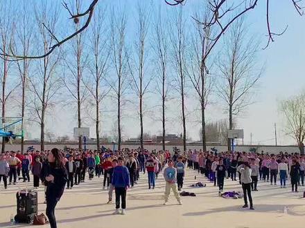 有很多爱跳舞的孩子,给孩子一个机会来让舞帮成就孩子