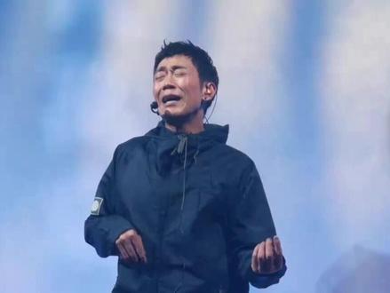 指南针乐队《催眠》 35周年北京现场 #指南针乐队 #催眠完整版 #音乐现场 #怀旧经典 #音乐推荐
指南针乐队:
• 成立时间:1990年,乐队前身为“黑马乐队”。
• 成员组成:主唱刘峥嵘、主音吉他手周笛、键盘手郭亮、贝司手岳浩昆、萨克斯手苑丁和鼓手郑朝晖。
1991年,乐队从成都到北京发展,正式易名为“指南针”乐队。1993年,推出首张专辑《选择坚强》,主唱为罗琦,专辑销量可观,主打歌《回来》和《随心所欲》分别荣获中国大陆和香港两地1993年十佳金曲。1994年,罗琦离队,刘峥嵘加盟担任主唱。1997年,指南针乐队签约北京京文音像公司,同年7月,专辑《无法逃脱》录制完成。