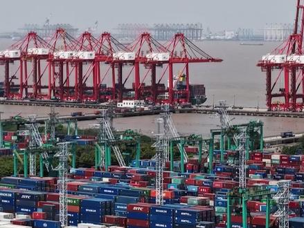 专家建议:降低出口退税率补助国内居民 2025年中国贸易顺差突破1.2万亿美元,创历史纪录。国家创新与发展战略研究会常务副会长黄奇帆近日表示,这一结果并非刻意追求,而是近十年制造业发展的自然成就。他同时指出,超大规模顺差长期维持将加剧国际贸易摩擦,可针对性调减相关产品出口退税率,节省下来的退税资金可用于补助国内居民、扶贫帮困、提升农村居民收入水平等。
目前出口退税规模增长较快,2025年达2.1万亿元,占全年税收收入的12.1%,占比创历史新高。华创证券首席经济学家张瑜估算,78%的出口退税集中在中游装备制造业。她认为,当前中游制造业处于战略跃升期,盈利能力增强,已具备从“受哺”退税转向“反哺”财政的基础。