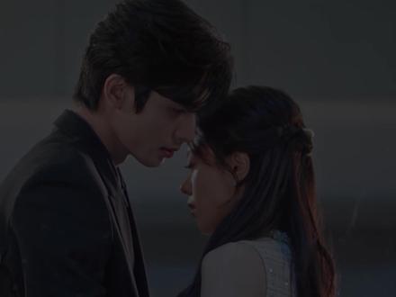 分析《骄阳似我》作为一部现偶剧,为啥热度能破30000? 首先,它拥有健康的恋爱观,因为曦光和林屿森,我才看到了爱情原本美好的模样。在其它编剧都着重描写“性”的时候,顾漫却在这个冬天,用“爱”打败了“性”。其实每次看到有人说,《骄阳似我》的剧情很“玛丽苏”时,我都不认同这个观点。因为在以往的玛丽苏套路中,不是霸总爱上灰姑娘,就是富家女爱上穷小子的戏码,总会给人一种不现实的想法,可门当户对的《骄阳似我》却很落地现实。其次,它的职场线很真实。包括最后,它上升了价值内核,里面有大篇幅科普,中国光伏产业的发展以及未来前景。相比传统偶像剧,是有创新和高立意来的。#赵今麦 #宋威龙 #骄阳似我 #影娱漫谈编辑部 #了不起的精讲团