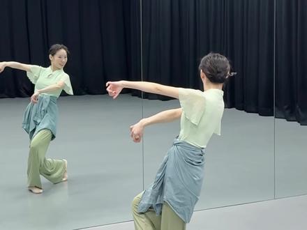 《弥渡山歌》 舞蹈教学 一起来感觉民族舞的魅力。
编舞:扯又扯#抖音年味舞蹈大赏 #抖音新春联欢会 #随变跳一下 #弥渡山歌舞蹈挑战 #弥渡山歌舞蹈