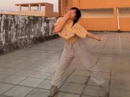 《巴啦啦小魔仙》-简易分解&完整版—有基础舞者适用
希望大家喜欢!
致敬我的童年🍭💕
疫情封校一起跳起来吧~
#原创编舞
#舞蹈
#以舞抗疫
#校园生活