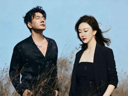 #神级live现场 #音乐现场 #海来阿木#付晓婷 #来跳舞吧
哈尔滨演唱会的聚光灯下,海来阿木的歌声刚落,一位观众被请上台——竟是哈尔滨音乐学院副教授付晓婷 。全场瞬间安静,一场即兴合唱《分币不掏》就此开场。
海来阿木率先起调,嗓音依旧是那股穿透人心的沧桑,带着山野的辽阔与岁月的沉淀,每一句都唱得沉稳而深情。付晓婷从容接唱,清亮的女高音如清泉注入,与他醇厚的男声交织,一刚一柔,一沉一扬,竟毫无违和感。她的演唱专业又松弛,气息稳、转音准,每一个音符都精准落在旋律上,与海来阿木的节奏完美契合。
没有彩排,没有脚本,两人却像合作过无数次的搭档。副歌部分,“送你雪白的云朵,送你璀璨的星河”,两人同唱,歌声在体育馆里回荡,时而交融,时而呼应,把歌曲里的洒脱与温柔唱得淋漓尽致。海来阿木偶尔笑着看向付晓婷,付晓婷也回以默契的眼神,舞台上的互动自然又温暖,台下掌声与欢呼声此起彼伏。
付晓婷的专业功底,让这场合唱多了几分精致;海来阿木的烟火气,又让歌声多了几分真诚。他们用声音碰撞出独特的火花,没有炫技,只有最纯粹的音乐交流。一曲唱罢,全场沸腾,这场即兴的合唱,不仅是歌手与教授的跨界合作,更是音乐跨越身份、打动人心的最好证明,成为演唱会当晚最动人的高光时刻。@一介布衣 粉丝们和家人们留下你们评论和点赞!
#海来阿木