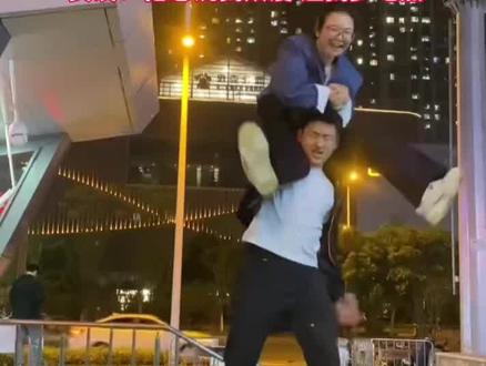 女生从106斤长到130斤,男友依旧能轻松抱起她#情侣#男友力