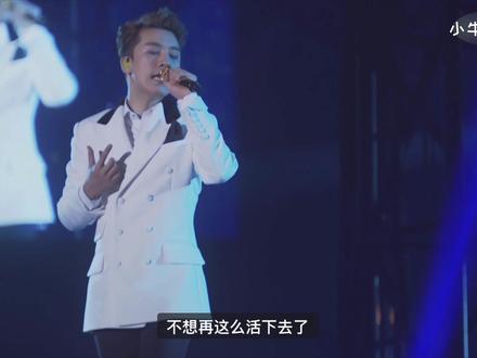 👑👑听Bigbang《谎言》,感受爱情中的遗憾与伤痛 《谎言》是由Bigbang队长权志龙作词作曲、勇敢的兄弟编曲,于2007年8月16日由YG娱乐发行的一首韩语流行歌曲,收录于专辑《Always》中. 该曲创作灵感源自权志龙临睡前的灵光一现,本计划作为其个人歌曲,后被社长改为Bigbang主打歌. 它以清晰的钢琴旋律为基底,融合强烈节拍,将抒情的钢琴伴奏与悲伤歌词结合,营造出既兴奋又悲伤的复杂情感. 歌曲的MV围绕“替爱人背黑锅的男人故事”展开,取景于韩国一所废弃的首都女子高中. 2007年8月,《谎言》当选该月听众最喜爱的歌曲,还在《人气歌谣》等音乐节目中获6个一位,在韩国音乐网站连续7周排名第一,并于2014年被评为MCD十周年最佳歌曲。#权志龙 #gd #bigbang #神级现场 #音乐分享