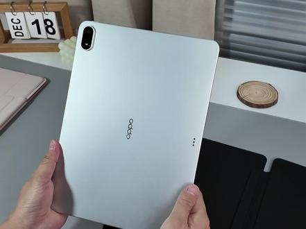 OPPOPad5Pro新品平板保护套提前种草!有现货 背面拆卸后就是个磁吸背板,厚实又硬可以给平板很好防弯防刮,面盖3+Y设计,支持主流支撑功能,另外N52磁铁该放都下放了,磁吸方面你们用起来肯定十分满意的!面盖质感也是防污涂层工艺,耐脏不错#OPPOPad5Pro