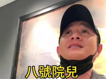 关于文章在上海开面馆的内容意外火 昨天一条关于文章在上海开面馆的内容意外火了,评论区和私信里,好多朋友都在好奇,这家开在静安弄堂里的「八號院兒」,到底是怎样一番景象?
从万众瞩目的影视荧幕、耀眼夺目的聚光灯下,走到烟火缭绕的面馆灶台、市井街头的食客之间,他放下过往浮华,沉下心来,只想安安静静做好一碗面,用最真诚的味道,款待每一位慕名而来或是偶然路过的人。
关注我,后续持续更新明星褪去光环后,最真实的创业日常与市井生活。
#文章#八号院儿