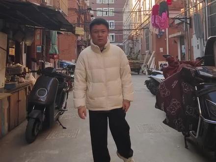 四明邨是位于上海静安区的新式石库门里弄住宅。以下是关于它的介绍:
- 基本信息:四明邨处于延安中路与巨鹿路之间,门牌号为延安中路913弄与巨鹿路626号。它是由四明银行于1912年和1928年分两次投资,先后三次建造,由凯泰建筑事务所黄元吉设计,于1932年建成,最初作为四明银行的员工宿舍使用。
- 建筑特色:四明邨占地15,172平方米,有118幢房屋,建筑面积29,150平方米。弄内大部分房屋为砖木结构,也有一些为砖混结构,清水红砖。房屋沿总弄两边行列式排列,主弄宽7米,上建有两幢过街楼,支弄宽4米,是新式石库门住宅向新式里弄住宅过渡时期的代表性建筑。
- 名人故居:四明邨曾是众多名人的居所,如徐志摩、陆小曼、章太炎、周建人、胡蝶等,被誉为文化名人邨。其中,徐志摩与陆小曼的故居已被拆除,而吴青霞旧居则位于延安中路913弄58号。#浦西买房 #上海老洋房 #上海使用权房 #静安区 #梧桐区