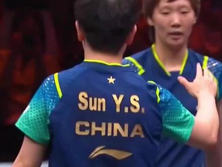 王曼昱领奖合影闹尴尬!被批评不和冠军握手,孙颖莎发声说明问题#乒乓球 #体育精神 #球赛