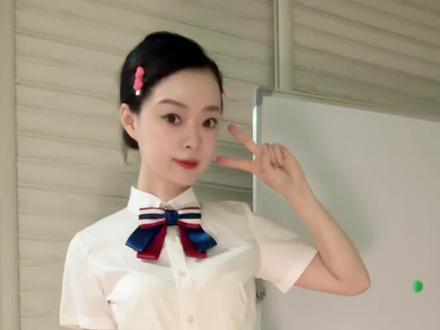 应粉丝要求,穿工作服录个职场妆容分享~工作中不管工作压力多大,每天也要把自己打扮得美美的,心情会好很多~#银行#职场妆容